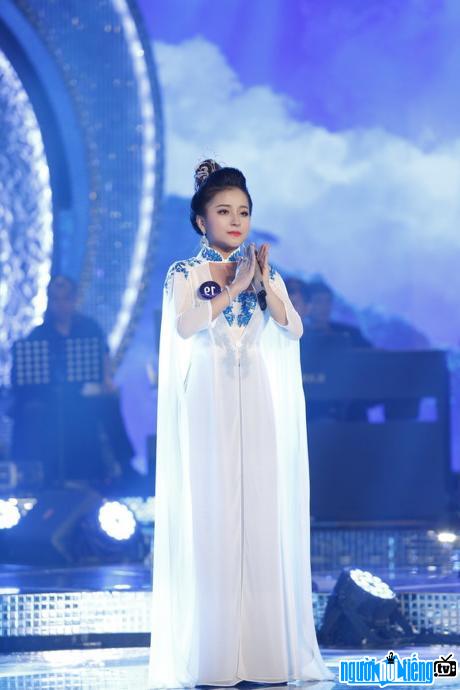  Singer Phan Ngoc Anh is a vegetarian and recites Buddha's name to perform the song "Legendary Tay Thien"