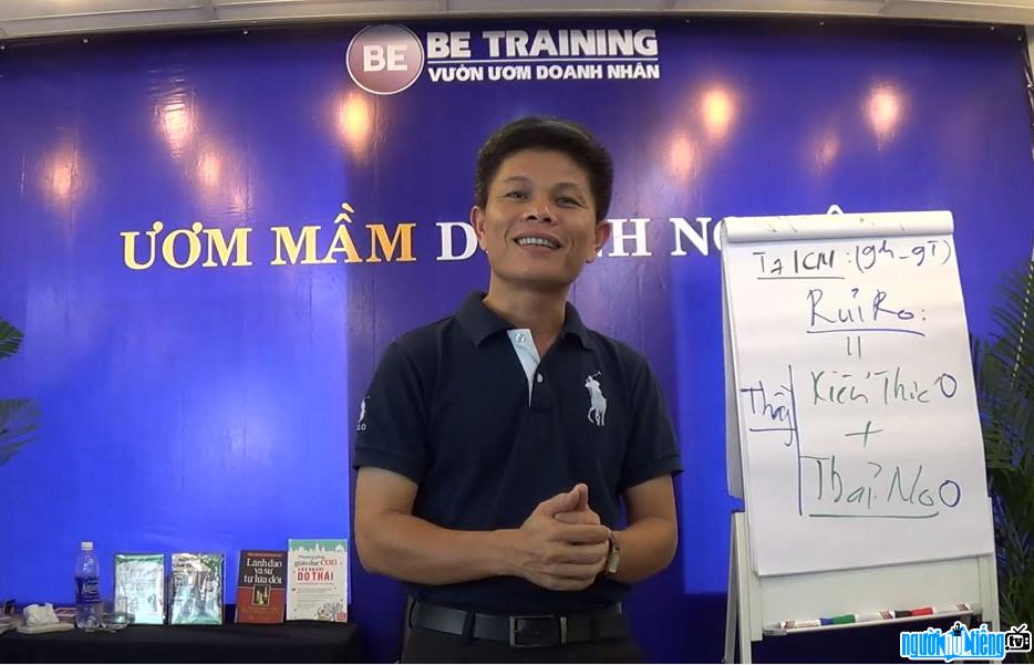  Entrepreneur Nguyen Thai Duy incubating a business