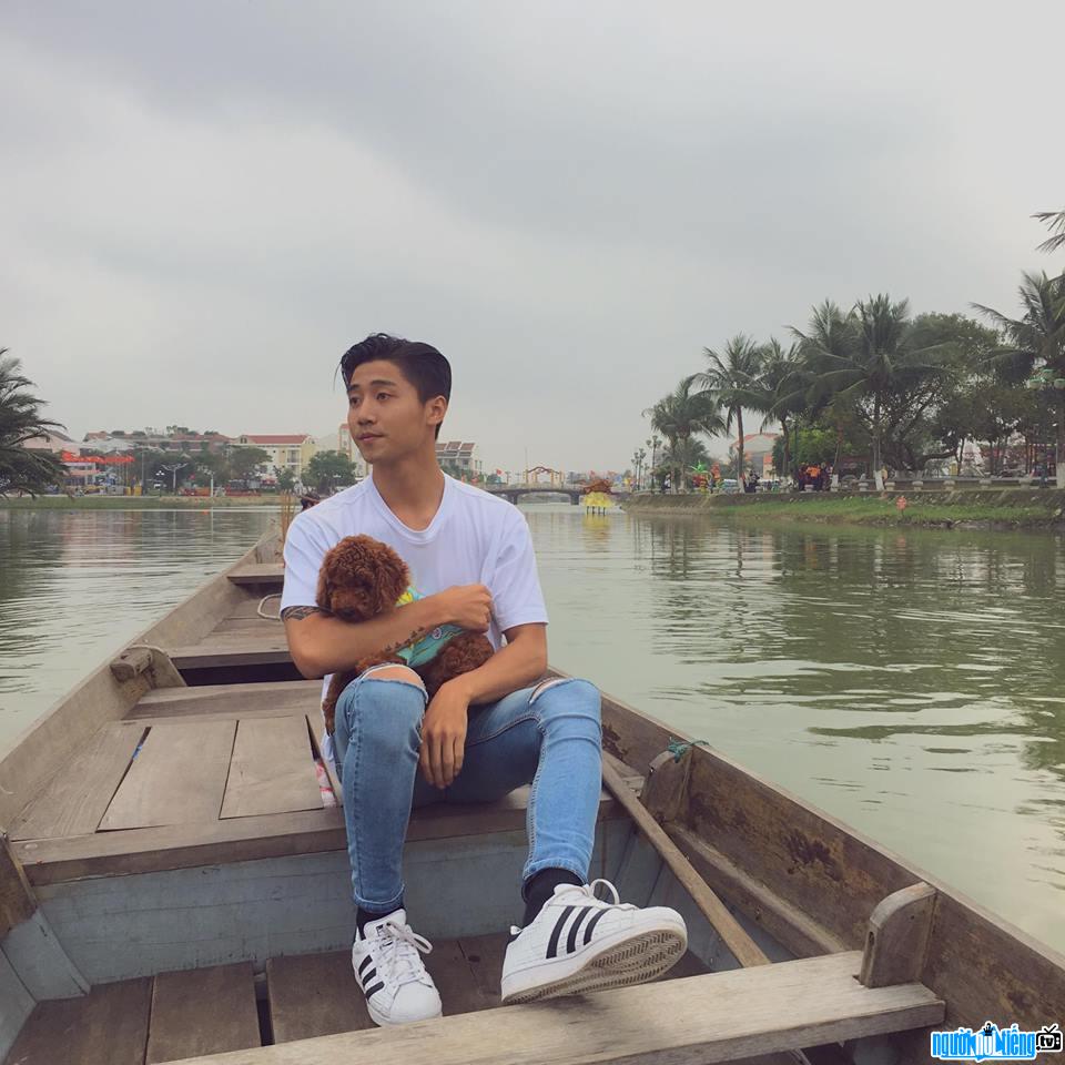 Hình ảnh người mẫu Tôn Kinh Lâm trong một chuyến du lịch