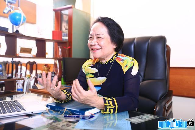 Bà Phạm Thị Việt Nga bên bàn làm việc