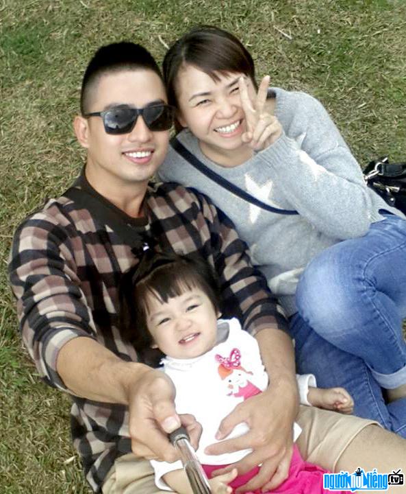  Photo of supermodel Hoang Long happily with his wife and daughter