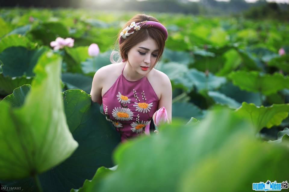 Bức ảnh diễn viên Võ Thanh Hiền đọ sắc cùng hoa sen