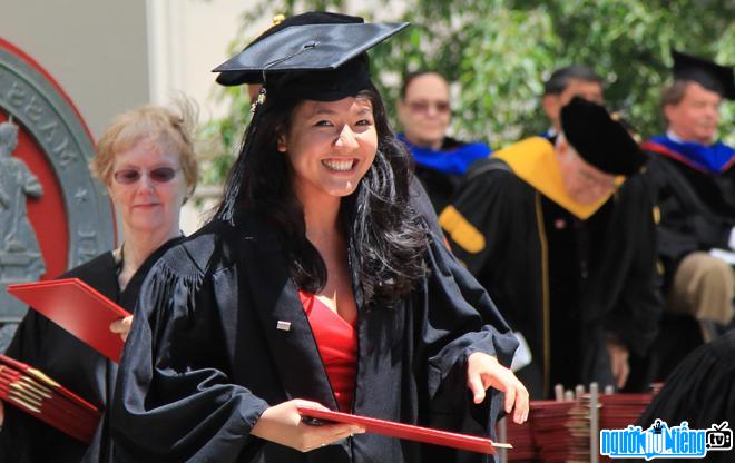 Lê Diệp Kiều Trang hạnh phúc khi nhận bằng tốt nghiệp