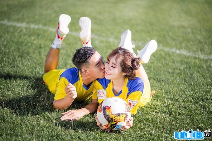  Wedding photo of player Nguyen Hoang Quoc Chi was taken at a football field