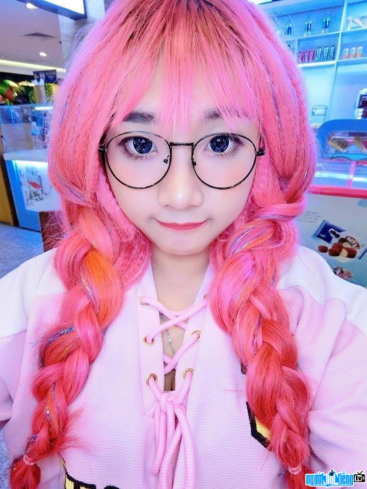 Hot girl Cát Phương nổi bật với mái tóc màu hồng
