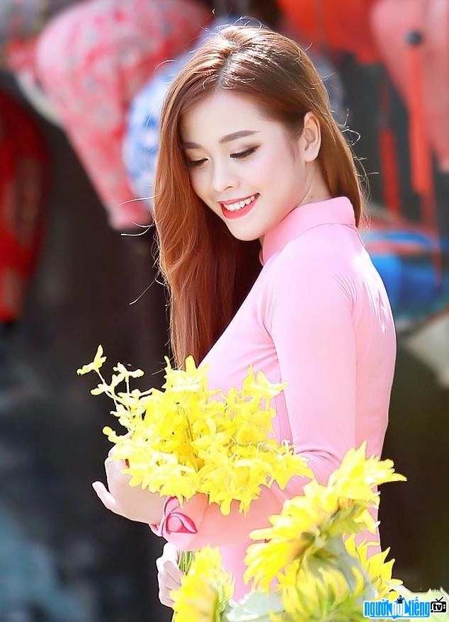Bức ảnh hot girl Phan Cẩm Ly đọ sắc cùng hoa
