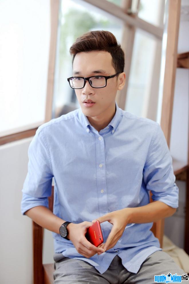  Vinh Vu Vo Blogger is famous for his technology product review clips