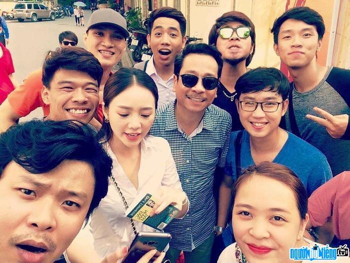  Loa Phuong comedy group took a photo with the Judge