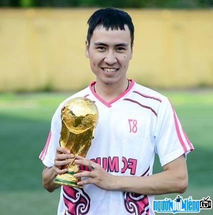 Vlogger Toan Shinoda smiling while receiving the cup
