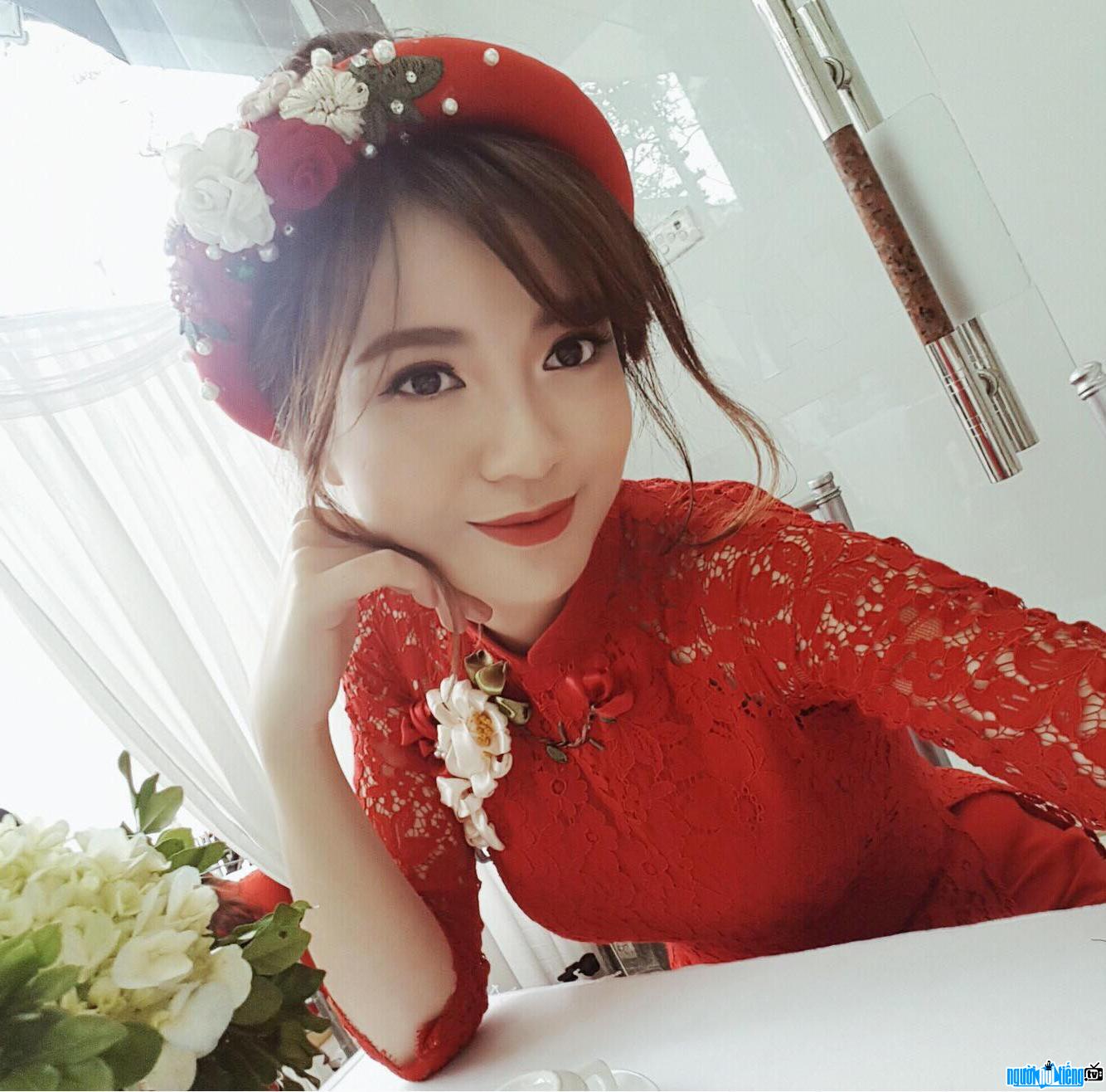 Image of hot girl Tu Linh MU radiantly beautiful on the wedding day