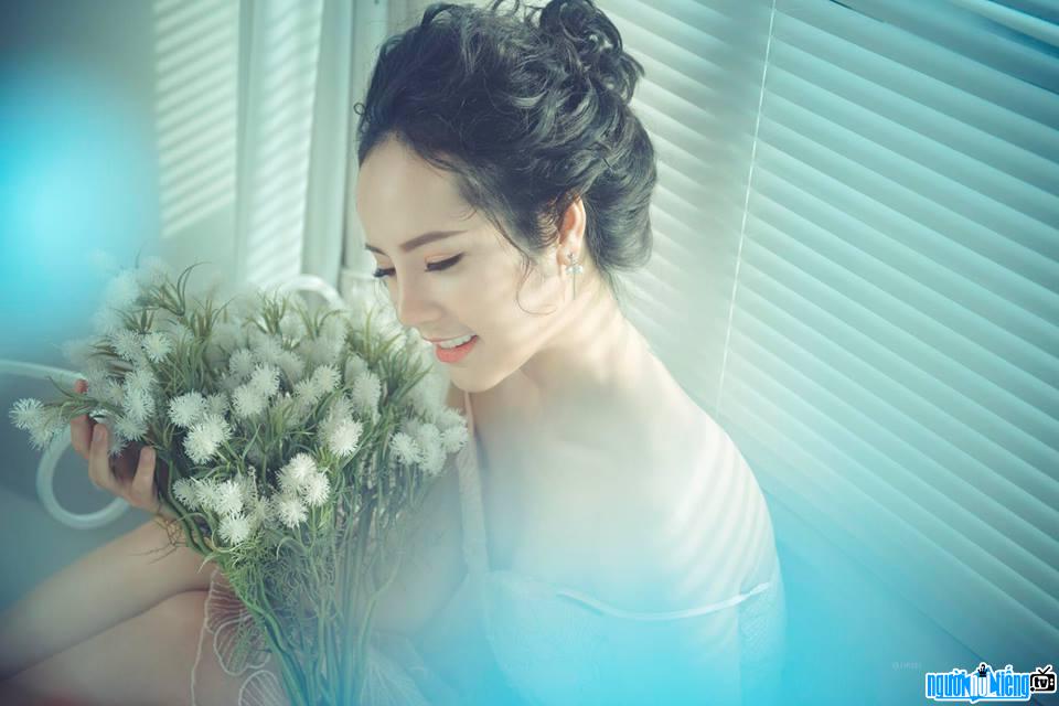  Image of hot girl Vu Thu Tra My with flowers