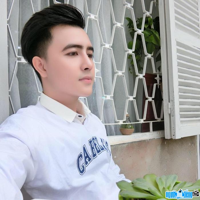 Hot boy Dang Thien Anh captivated female fans by his handsome beauty like a Korean star.