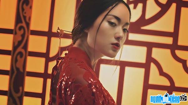 Hot girl Hồ Thu Anh trong MV Lạc Trôi