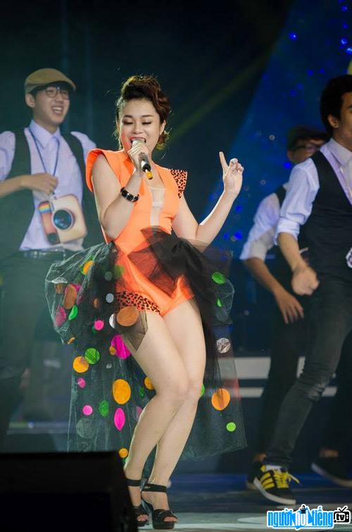 Hình ảnh ca sĩ Hoàng Hồng Ngọc đang biểu diễn trên sân khấu