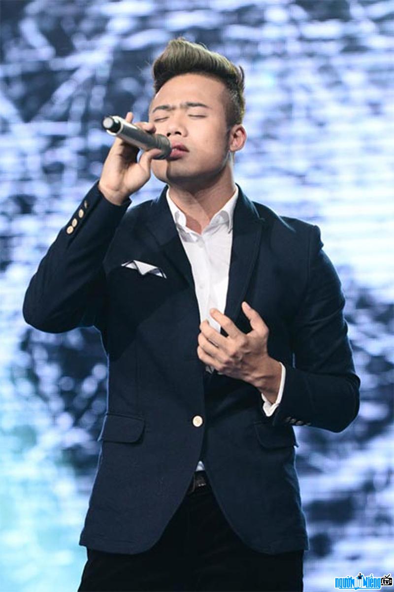  Ngoc Minh - who was in the top 3 of VietnamIdol contest