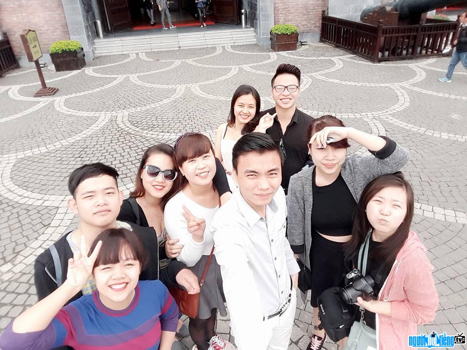  Nguyen Hoang with his friends on a recent trip to Ba Na