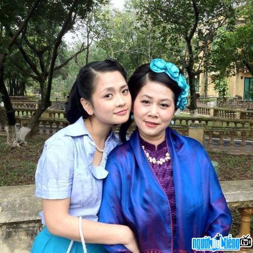  Actress Thuy An and elite artist Minh Hang in the movie Life
