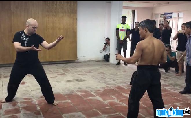 Trận đấu giữa võ sư Pierre Francois Flores và võ sư Đoàn Bảo Châu