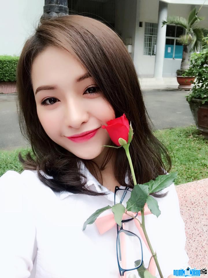 Bức ảnh hot girl Nguyên Yunie Lương khoe sắc cùng hoa