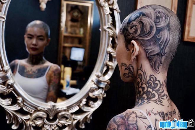  New pictures of tattooist Pham Thi Huynh Mai with a tattoo on her head