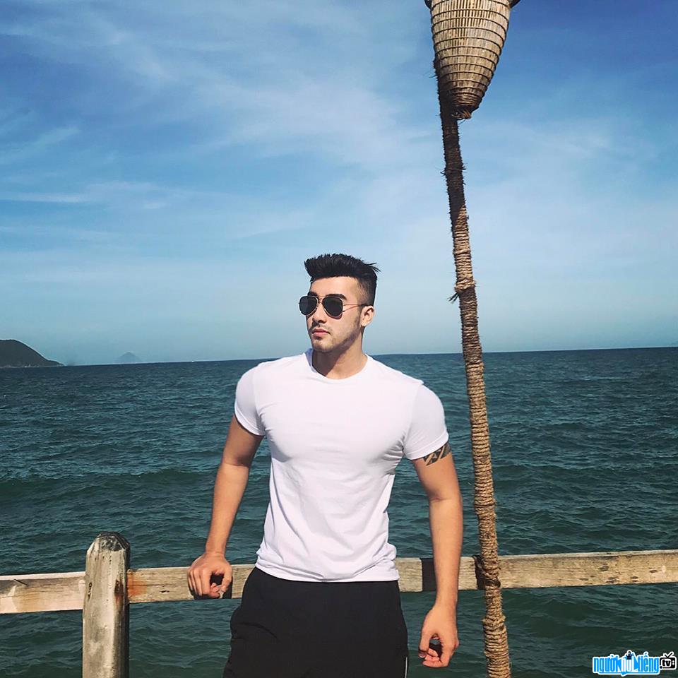  Photo of model Luc Trieu Vy posing in front of the sea