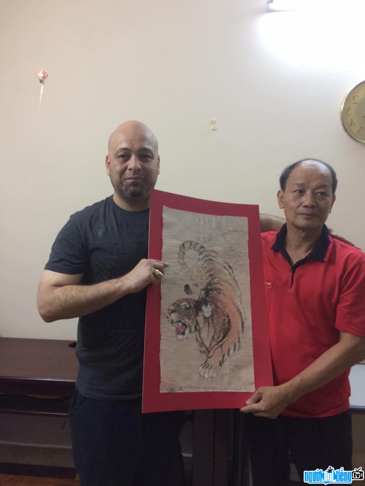 Master Pierre Francois Flores presents a tiger painting to master Tran Le Hoai Linh