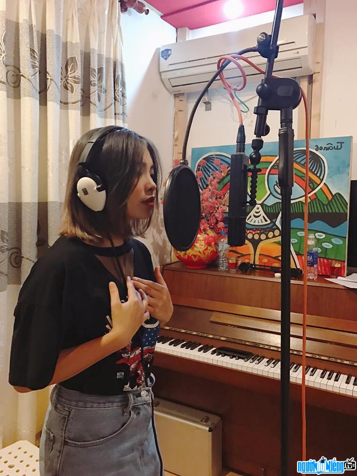 Picture of singer Hien Mai working in the recording studio
