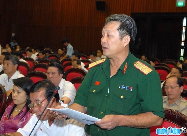  Lieutenant General Vo Van Liem was asked to stop by traffic police because his car exceeded the allowed speed.