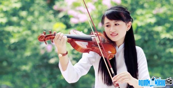 Not only beautiful Hoa Khoi Tran Minh Phuong Thao also has the talent to play the violin and guitar