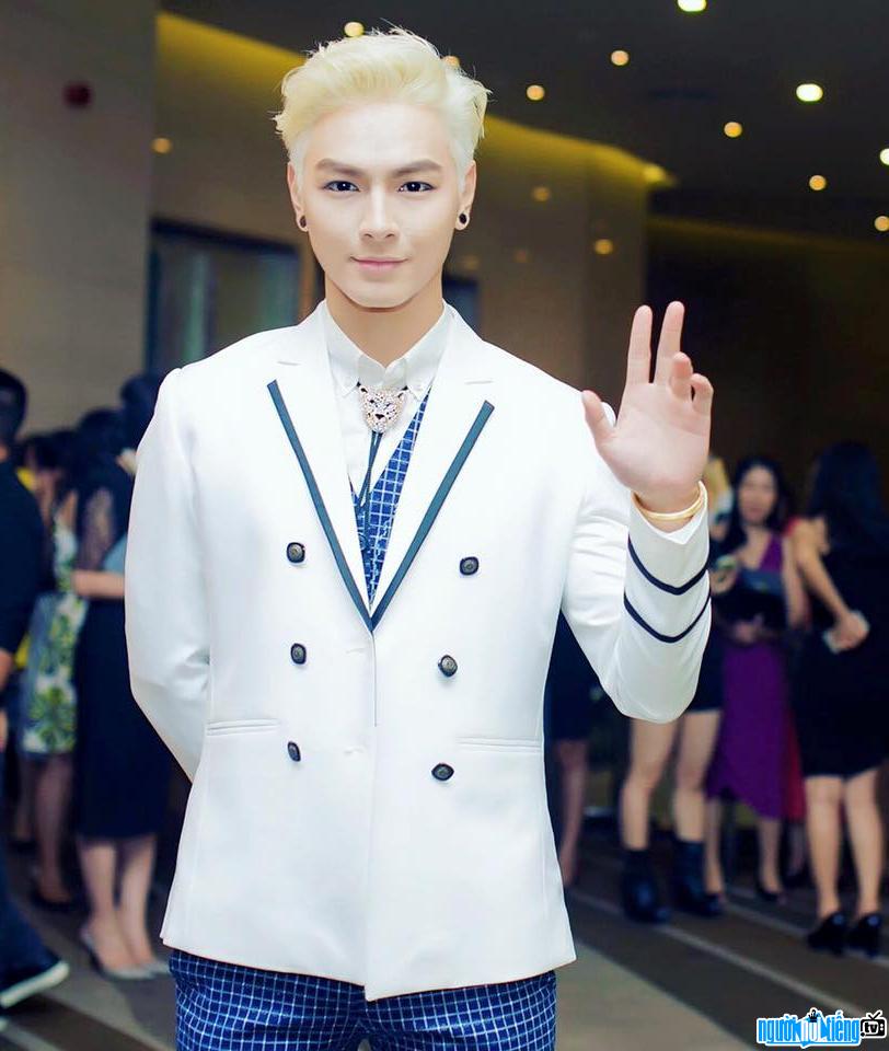 Image of singer Jay Quan impressing with platinum hair
