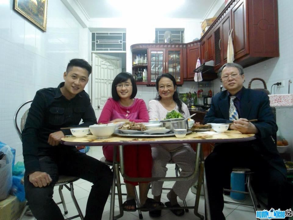  Family of actor Manh Hung