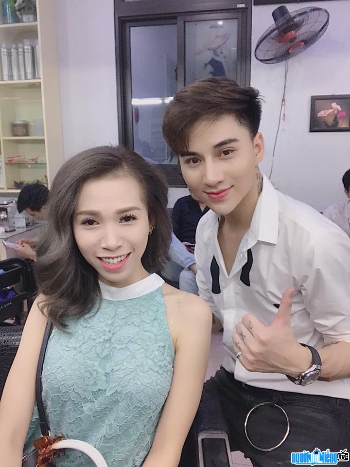 Bức ảnh hot boy cắt tóc Châu Diệc Phong chụp cùng khách hàng