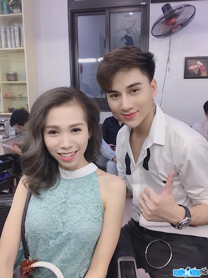  Photo of hot boy haircut Chau Dich Phong taken with customers