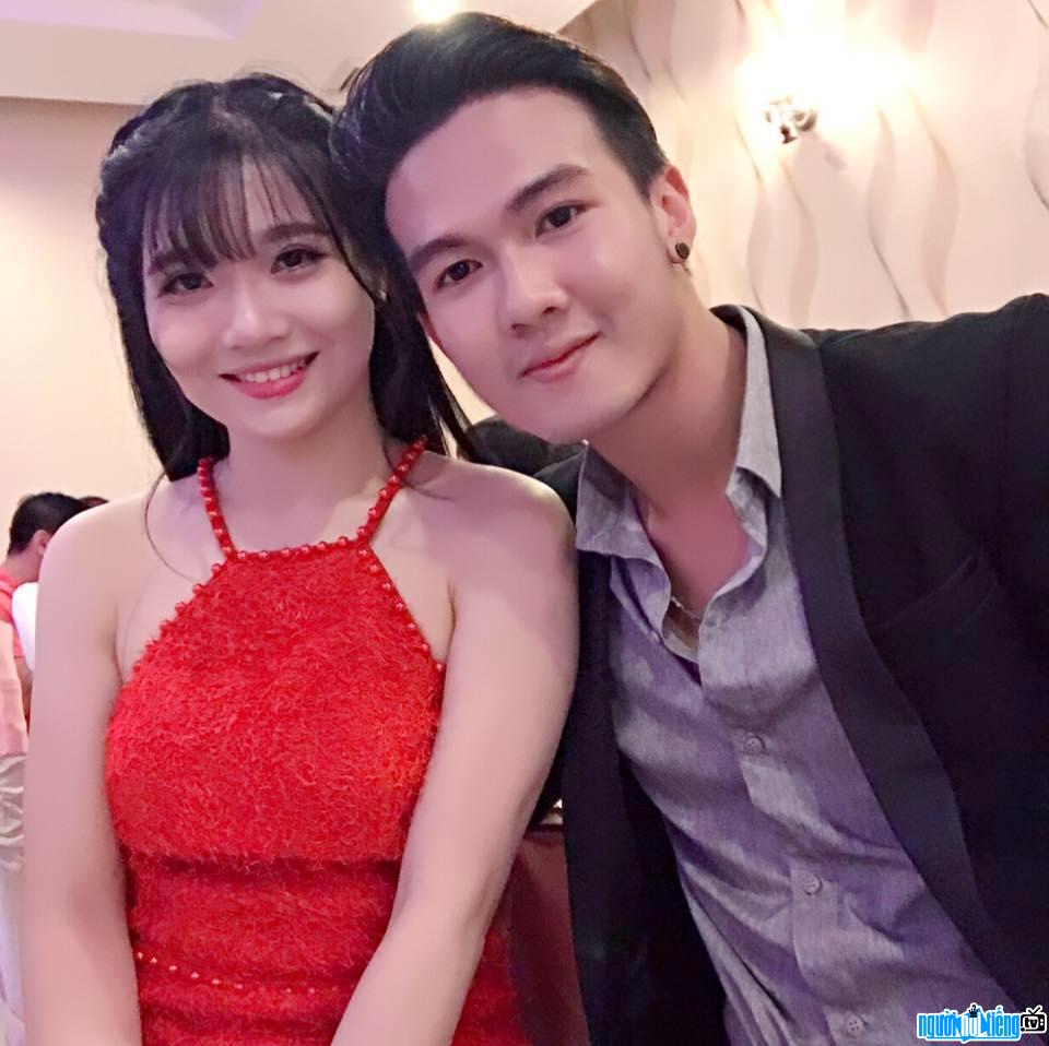 Hot boy Tuấn Kuppj bên người vợ xinh đẹp của mình