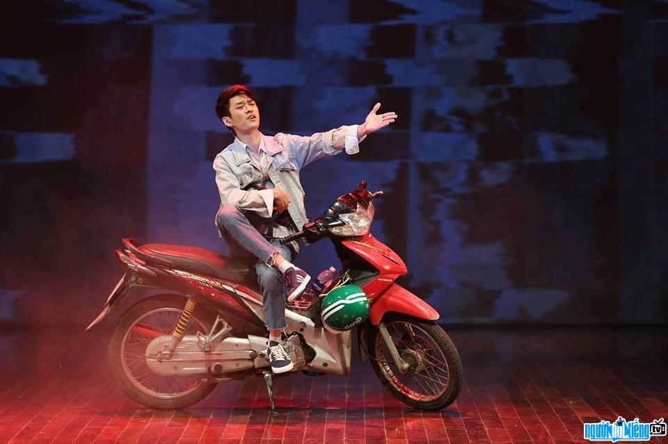 Picture of actor Tuan Nghia in a role of motorbike taxi driver