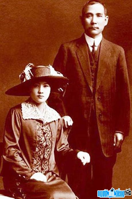 Bức ảnh chính trị gia Tống Khánh Linh và chồng Tôn Trung Sơn
