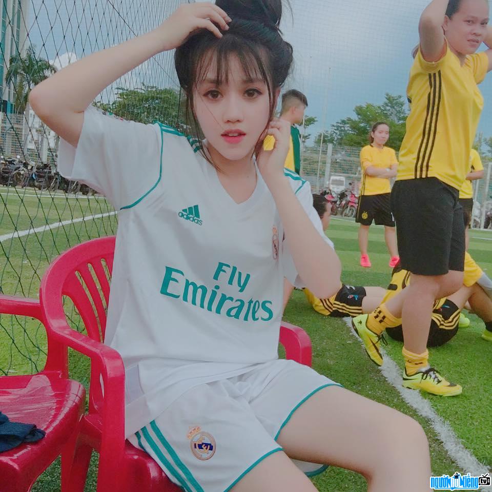 Hot girl Thuy Dung - a football cheering girl that makes the online community wobble