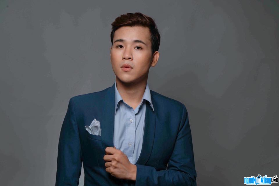 The handsome look of MC Minh Ngoc