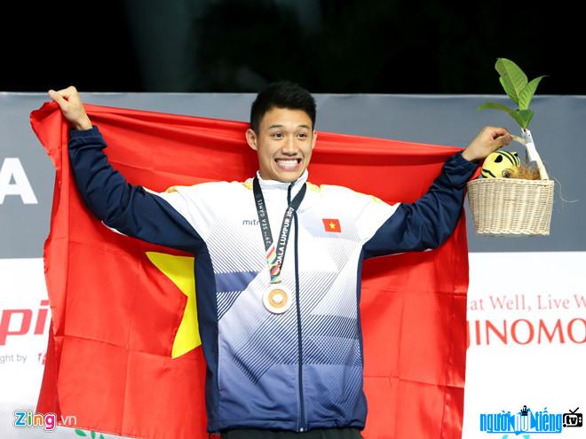  a photo of Le Nguyen Paul with a lovely expression during the award ceremony at the 29th SEA Games