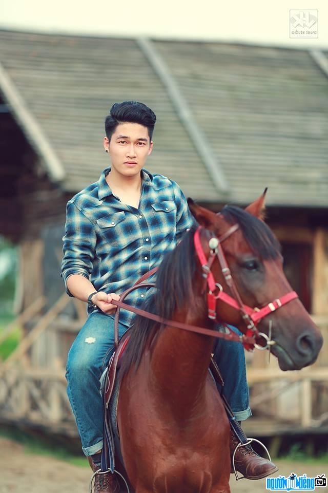 Actor Dinh Tu is called a hot boy by the online community