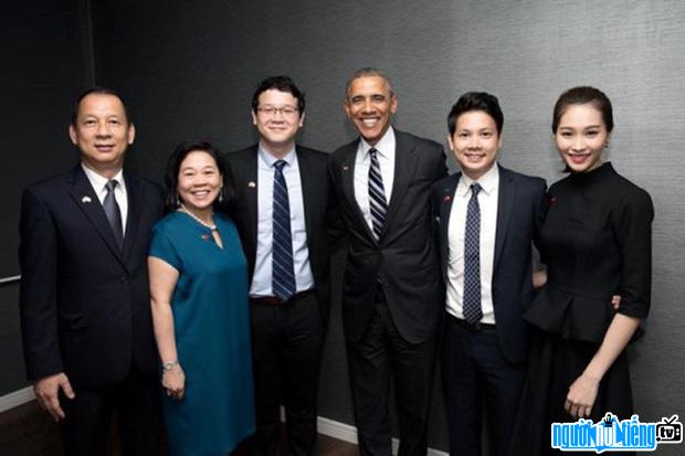  Family photo of businessman Trung Tin taken with President Obama