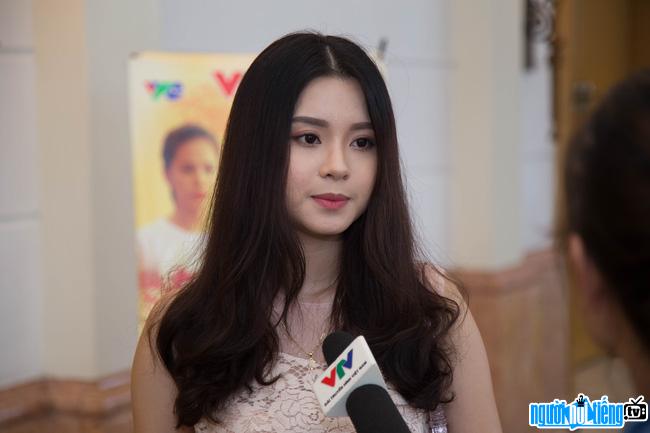  Image of actress Linh Chi answering a reporter