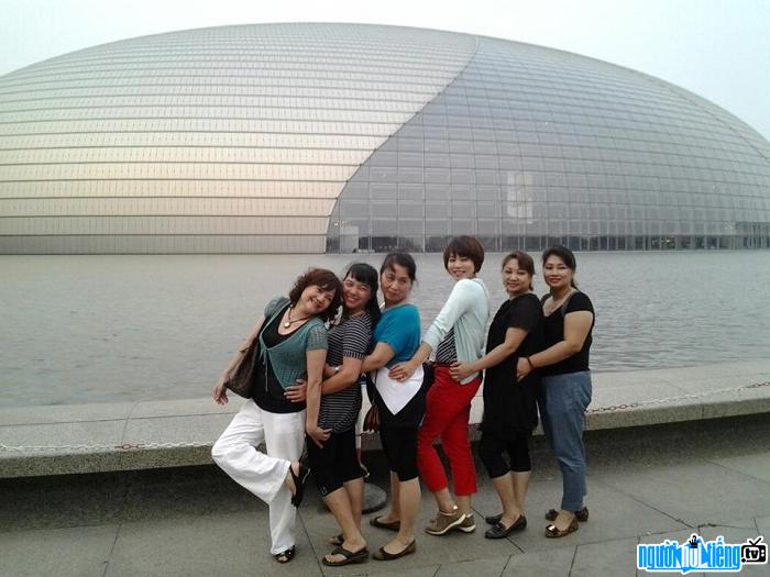  Lecturer Nguyen Hong Nhung and friends