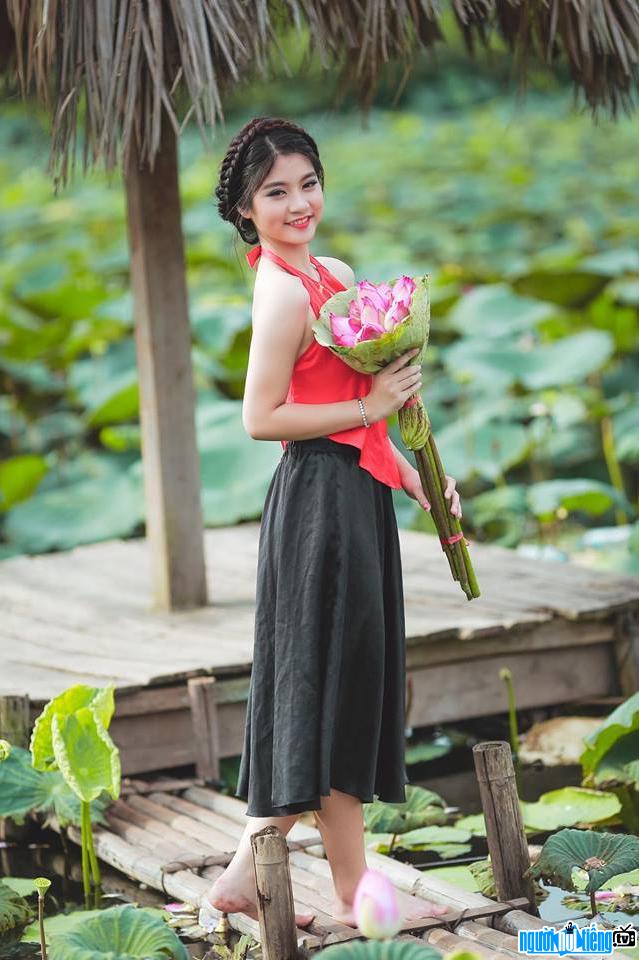  Hot girl Nguyen Bui Nam Phuong confidently shows off her beauty with lotus flowers