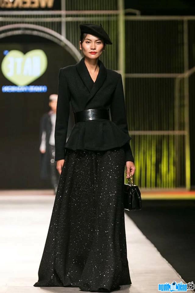 Hình ảnh người mẫu Kim Dung đang trình diễn tại một sự kiện thời trang
