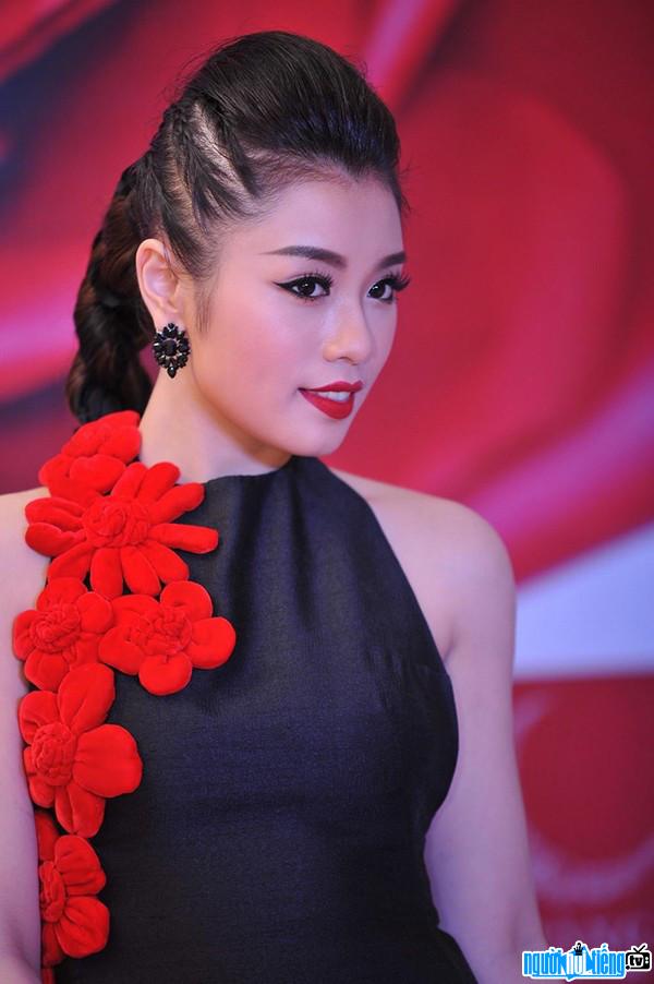  Picture of singer Thu Hang making a makeover after winning the 2015 Sao Mai contest