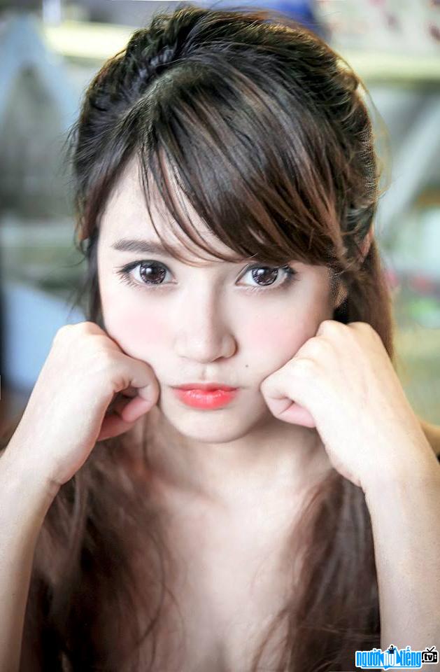  Close-up of hot girl Hoang May's doll-like face