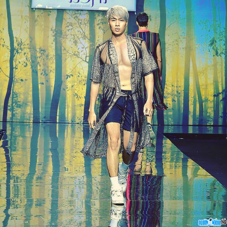 Hình ảnh người mẫu Phạm Đức Long đang trình diễn catwalk