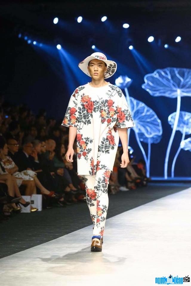 Hình ảnh người mẫu Brian Trần tự tin catwalk
