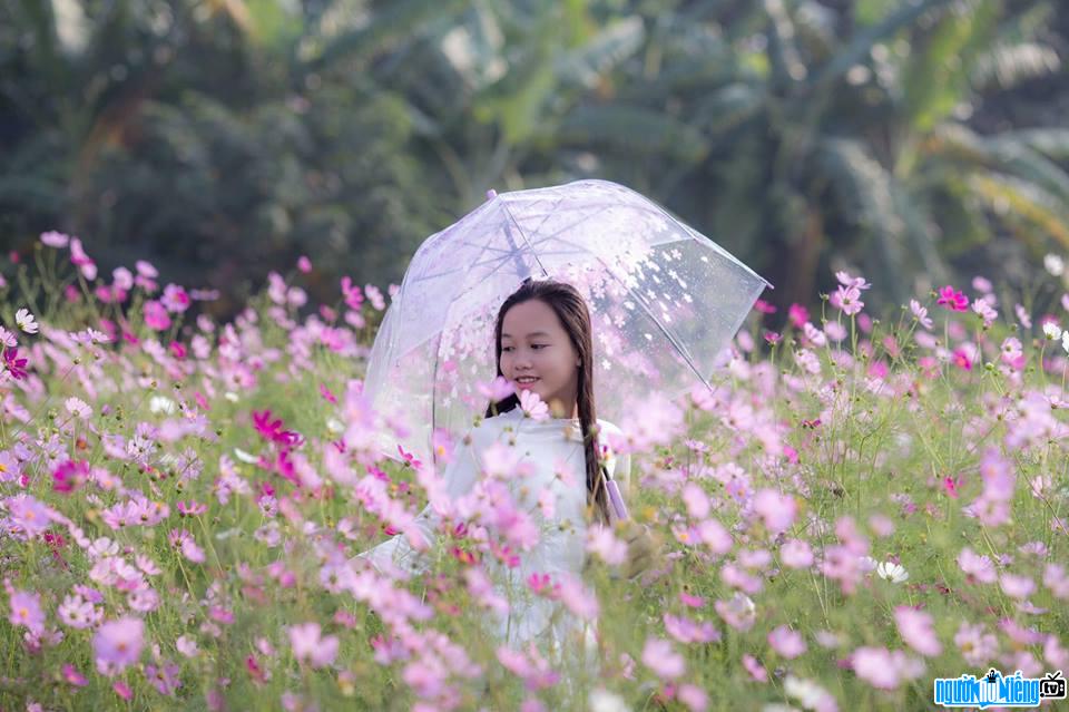 Hình ảnh ca sĩ Bé Bùi Hà My tạo dáng cùng hoa